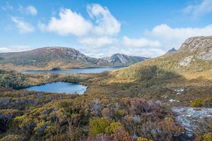 lago lila e pomba vista para o lago de cima do pico de wombat no parque nacional da montanha do berço, estado da tasmânia, na austrália. foto