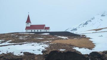 igreja reyniskirkja uma igreja icônica marco de vik a famosa cidade na região sul da islândia na temporada de inverno. foto