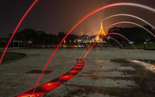 visão noturna do pagode shwedagon um marco icônico do município de yangon de mianmar. Shwedagon pagode é um dos pagodes mais famosos do mundo. foto