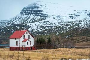 a pequena casa na zona rural do fiorde leste do leste da islândia. foto