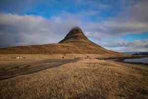 kirkjufell o marco icônico da islândia sob o luar localizado na península de snaefellsnes, perto da cidade de grundarfjordur. foto