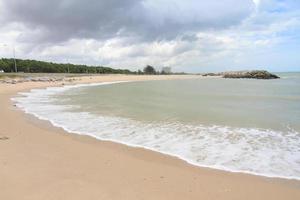 praia do sol da areia do mar para relaxar nas férias na tailândia foto