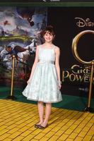 los angeles, 13 de fevereiro - joey king no oz the great and poderoso world premiere no el capitan theatre em 13 de fevereiro de 2013 em los angeles, ca foto