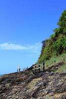 pedras na praia tropical foto