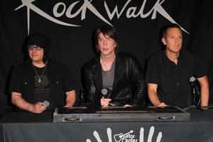 los angeles, 7 de maio - robby takac, john rzeznik, mike malinin no goo goo dolls rockwalk induction no paley center for media em 7 de maio de 2013 em beverly hills, ca foto