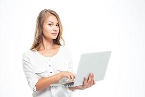 mulher bonita em pé com o laptop foto