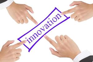 palavra inovação e mão isolada no fundo branco foto