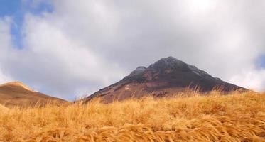 deixa as montanhas e o céu azul foto