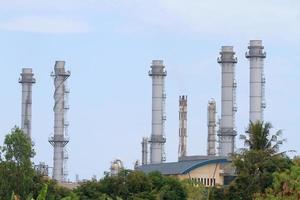 planta de refinaria de petróleo e gás com coluna de destilação e tanque foto