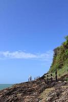 pedras na praia tropical foto