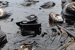 poluição da água - lixo e óleo velhos foto