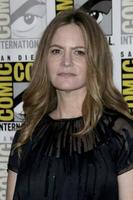 san diego, 11 de julho - jennifer jason leigh no the hateful eight press room no hilton bayfront em 11 de julho de 2015 em san diego, ca foto