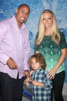 los angeles, 19 de novembro - hank baskett, henry baskett, kendra wilkinson na estréia mundial de frozen no teatro el capitan em 19 de novembro de 2013 em los angeles, ca foto