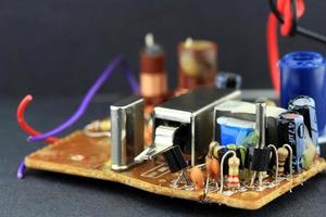 placa de circuito com componentes eletrônicos montados nela