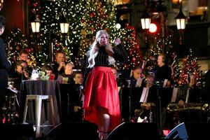 los angeles, 14 de novembro - seth macfarlane, meghan trainor no the grove christmas com seth macfarlane 2015 no the grove em 14 de novembro de 2015 em los angeles, ca foto