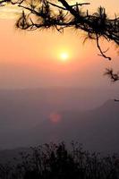 belo nascer do sol vista da paisagem de montanha em phu rua foto
