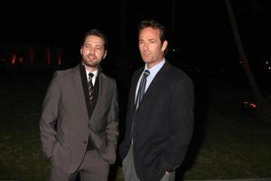 los angeles, 7 de janeiro - jason priestley, luke perry chega ao hallmark winter 2011 tca party no torneio de rosas parade house em 7 de janeiro de 2011 em pasadena, ca foto