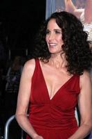 los angeles, 3 de outubro - andie macdowell chegando na estreia footloose no regency village theatre em 3 de outubro de 2011 em westwood, ca foto