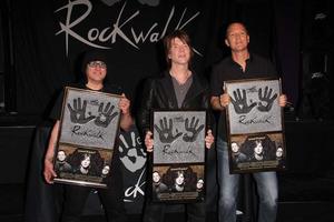 los angeles, 7 de maio - robby takac, john rzeznik, mike malinin no goo goo dolls rockwalk induction no paley center for media em 7 de maio de 2013 em beverly hills, ca foto