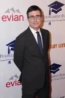 los angeles, 14 de outubro - john oliver no fundo de cumprimento estrelas beneficente gala 2014 no beverly hilton hotel em 14 de outubro de 2014 em beverly hills, ca foto