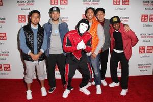 los angeles, 9 de outubro - jabbawockeez no uniqlo los angeles abrindo no uniqlo, beverly center em 9 de outubro de 2014 em beverly hills, ca foto