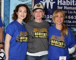 los angeles, 8 de março - rebecca herbst, maura west, emme rylan no 5º dia de construção anual do hospital geral para a humanidade fan build day em local privado em 8 de março de 2014 em lynwood, ca foto