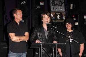 los angeles, 7 de maio - mike malinin, john rzeznik, robby takac no goo goo dolls rockwalk induction no paley center for media em 7 de maio de 2013 em beverly hills, ca foto