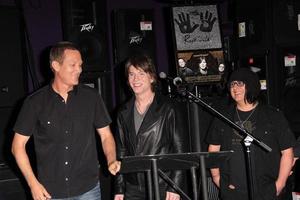 los angeles, 7 de maio - mike malinin, john rzeznik, robby takac no goo goo dolls rockwalk induction no paley center for media em 7 de maio de 2013 em beverly hills, ca foto