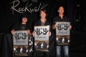 los angeles, 7 de maio - robby takac, john rzeznik, mike malinin no goo goo dolls rockwalk induction no paley center for media em 7 de maio de 2013 em beverly hills, ca foto