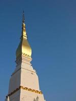 phra que choeng chum pagode em sakon nakorn, tailândia