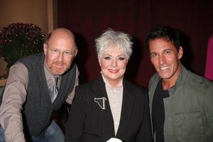 los angeles, 17 de outubro - aaron lustig, shirley jones, dan cortese na filmagem do jantar em família convidado do episódio estrelado por shirley jones no restaurante desejos em 17 de outubro de 2010 em w. hollywood, ca foto