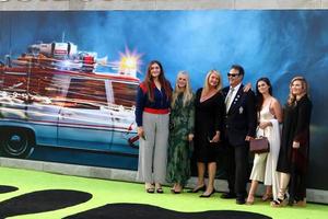 los angeles, 9 de julho - donna dixon, dan aykroyd, family at the ghostbusters premiere no tcl chinese theatre imax em 9 de julho de 2016 em los angeles, ca foto