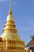 arquitetura do templo budista tradicional e pagode dourado foto