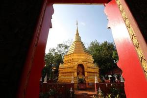 templos no país tailandês de chiang mai foto