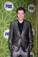 los angeles, 8 de janeiro - damian mcginty chega na festa fox tca, inverno 2012 no castelo verde em 8 de janeiro de 2012 em pasadena, ca foto