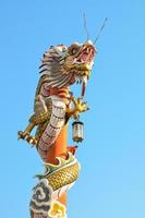 estátua de dragão de estilo chinês foto