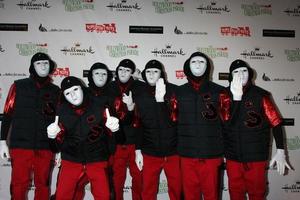 los angeles, 27 de novembro - jabbawockeez chega ao desfile de natal de hollywood 2011 em hollywood boulevard em sycamore em 27 de novembro de 2011 em los angeles, ca foto