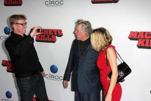 los angeles, 2 de outubro - jake busey, gary busey at the machete kills los angeles estreia nos cinemas regal 14 em 2 de outubro de 2013 em los angeles, ca foto