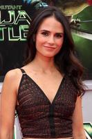 los angeles, 3 de agosto - jordana brewster na estréia das tartarugas ninja mutantes adolescentes no teatro da vila em 3 de agosto de 2014 em westwood, ca foto