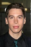 los angeles, 12 de abril - jordan gavaris no glaad media awards no beverly hilton hotel em 12 de abril de 2014 em beverly hills, ca foto