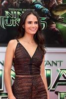 los angeles, 3 de agosto - jordana brewster na estréia das tartarugas ninja mutantes adolescentes no teatro da vila em 3 de agosto de 2014 em westwood, ca foto