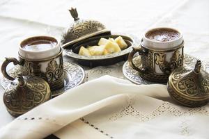 café turco com prazer e conjunto tradicional de servir de cobre foto