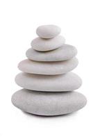pedras zen isoladas no branco foto