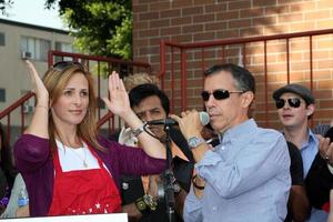 los angeles, 30 de novembro - marlee matlin, jack jason na câmara de comércio de hollywood 17th Annual Police and Fire bbq at wilcox station em 30 de novembro de 2011 em los angeles, ca foto