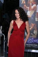 los angeles, 3 de outubro - andie macdowell chegando na estreia footloose no regency village theatre em 3 de outubro de 2011 em westwood, ca foto