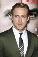 los angeles, 27 de setembro - ryan gosling chegando ao the ides of march la premiere na academia de artes e ciências cinematográficas em 27 de setembro de 2011 em beverly hills, ca foto