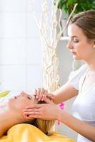 bem-estar - mulher recebendo massagem na cabeça no spa