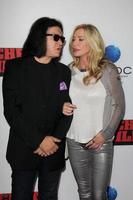 los angeles, 2 de outubro - gene simmons, shannon tweed no facão mata los angeles estreia no regal 14 cinemas em 2 de outubro de 2013 em los angeles, ca foto