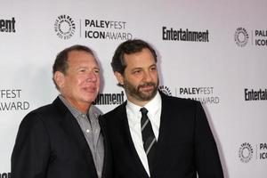 los angeles, 10 de março - garry shandling, judd apatow no prêmio de ícone do paleyfest iho judd apatow no paley center for media em 10 de março de 2014 em beverly hills, ca foto