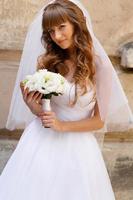 noiva jovem bonita loira caucasiana elegante posando contra th foto